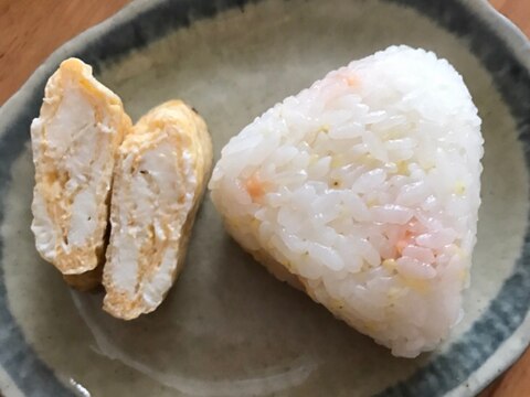 塩鮭と柚子のおむすびと卵焼きの朝ごはん